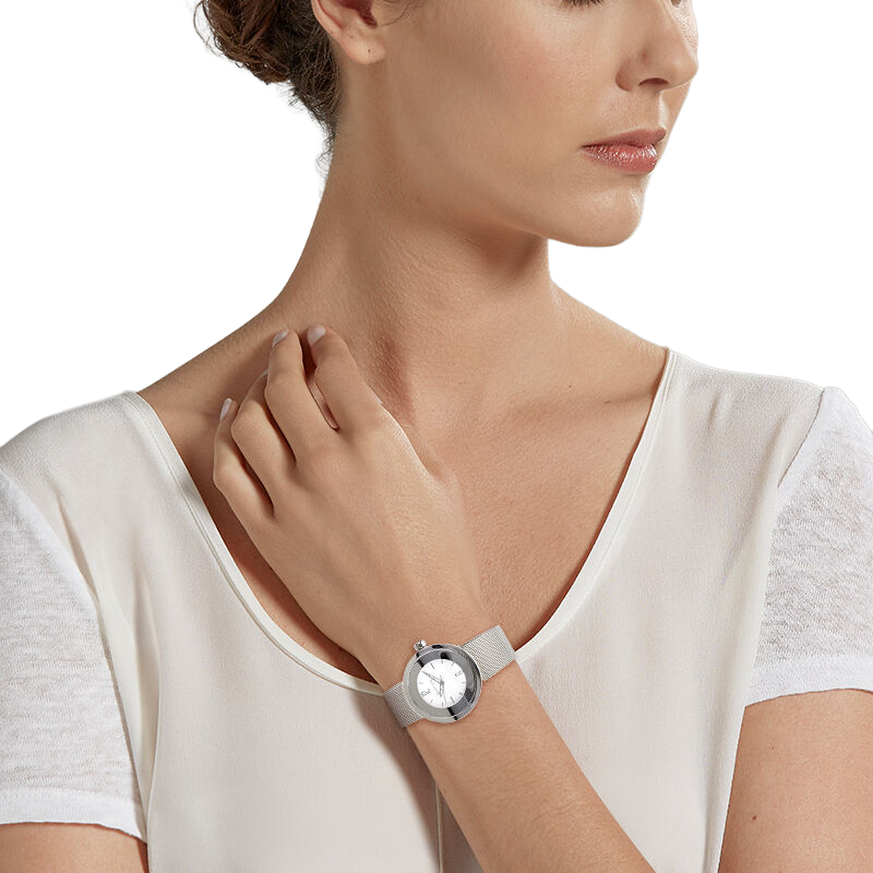 Montre dame, boite en acier, bracelet en acier et verre minéral