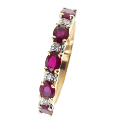 Demi alliance en or rhodié, rubis et diamants