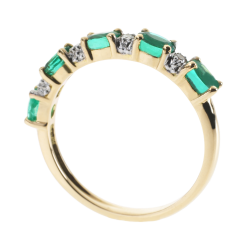 Demi alliance en or jaune et rhodié, émeraudes et diamants