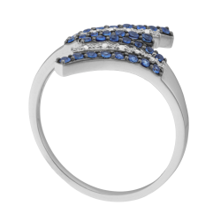 Bague en or gris et rhodié, saphirs et diamants