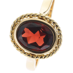 Bague en or jaune et grenat