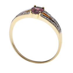 Bague en or jaune rhodié, rubis et diamants
