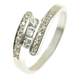 Bague en or gris et diamants