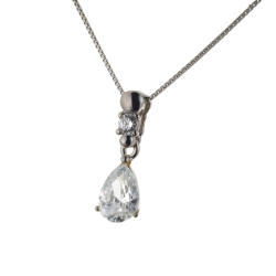 Pendentif en or gris et oxydes de zirconium sur chaine maille venitienne