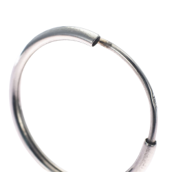 Créoles en or gris, diamètre 12 mm sans charnière.