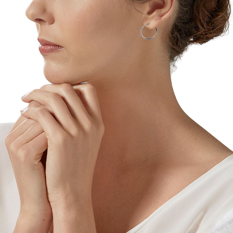 Créoles en or gris, diamètre 12 mm sans charnière.