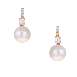 Boucles en or jaune, perle de culture et oxydes de zirconium