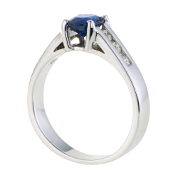 Bague en or gris, saphir et diamants
