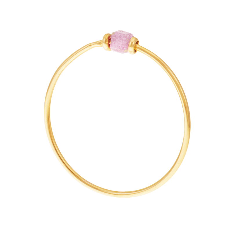 Bague en or jaune et pierre synthétique rose pâle