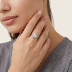 Bague en argent rhodié, oxydes de zirconium et pierre synthétique