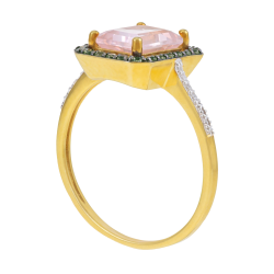 Bague en or jaune et rhodié, quartz rose, péridots et diamants