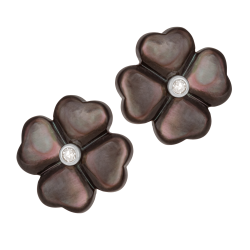 Boucles d'oreilles en or gris, nacre et diamant, fleur