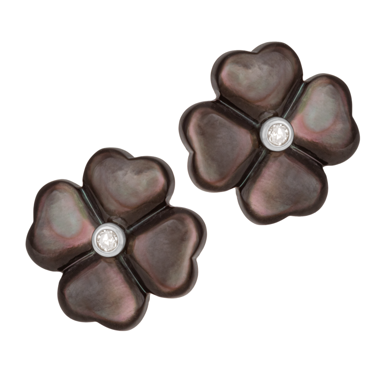 Boucles d'oreilles en or gris, nacre et diamant, fleur