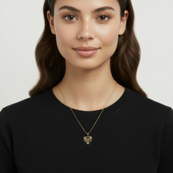 Pendentif en or jaune et laque, maman